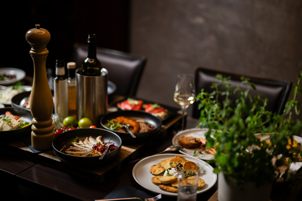Griechische Meze-Tafel mit Vorspeisen und Wein im Delphi Nürnberg