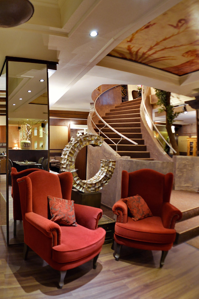 Loungebereich mit Wendeltreppe im Restaurant Delphi Nürnberg