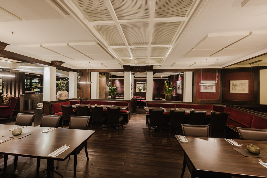 Eleganter Gastraum des griechischen Restaurants Delphi in der Nürnberger Altstadt